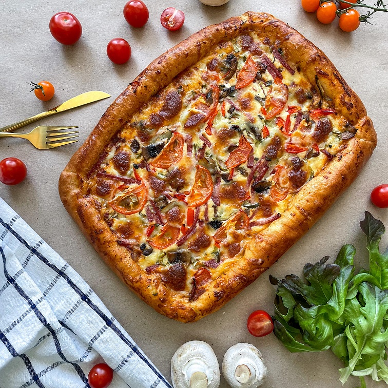 Пицца "Домашняя" с колбасой и томатами